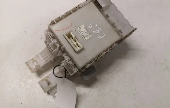Toyota Yaris Fuse module 8273052700 7J232324 9621
