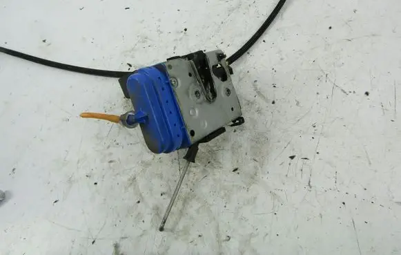 Audi A4 S4 B5 8D Rear door lock 8D0839015
