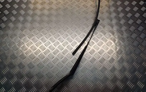 Skoda Octavia Mk2 (1Z) Front wiper blade arm 1Z1955409