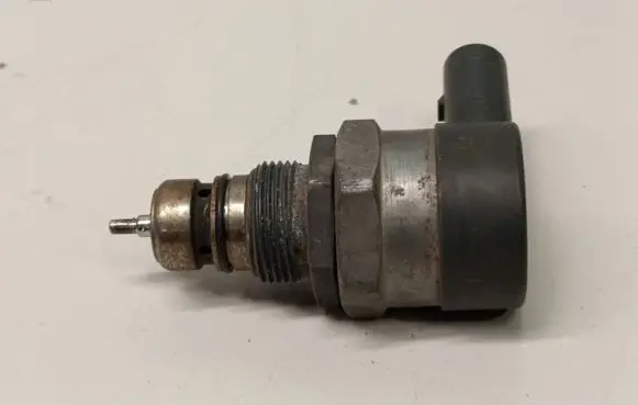 Audi A6 S6 C6 4F Fuel pressure regulator 057130764F 0281002854