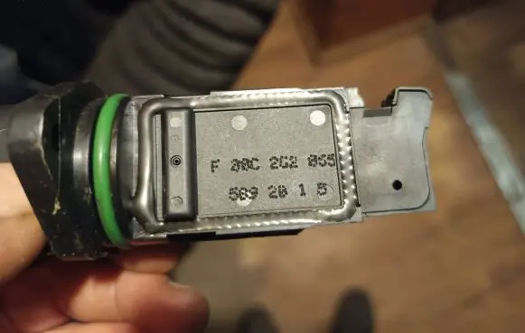Volkswagen Touran I Mass air flow meter F00C2G2055 589201B