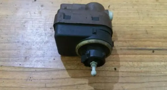 Headlight level adjustment motor