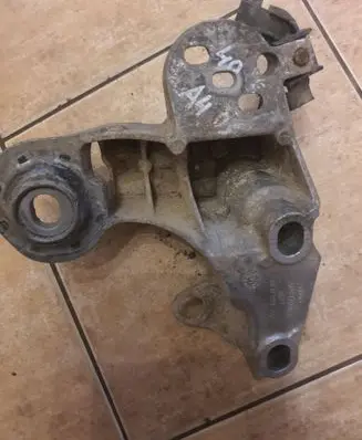 Audi A6 S6 C5 4B Engine mounting bracket 8E0199352