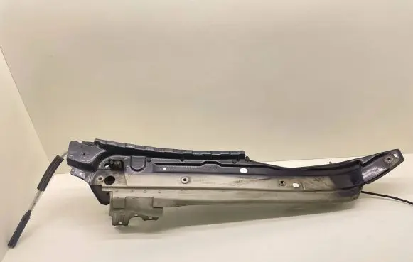 Audi Q7 4L Fender mounting bracket 4L0805157B