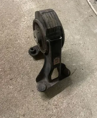 Lexus CT 200H Engine mount bracket