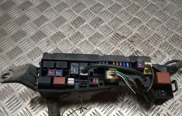 Toyota Corolla E120 E130 Fuse module PP7PE 7079YA1