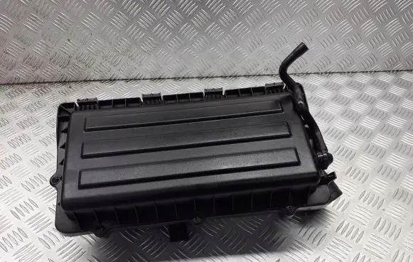 Volkswagen Polo IV 9N3 Air filter box 036129620H