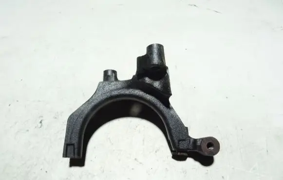 Volkswagen PASSAT B8 Engine mounting bracket 04L131425A