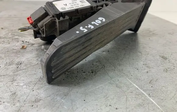 Accelerator throttle pedal
