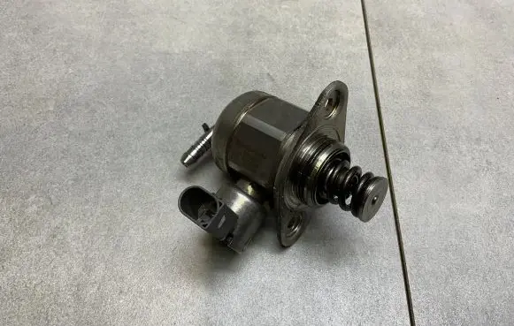 Audi A4 S4 B9 Fuel injection high pressure pump 04E127025B
