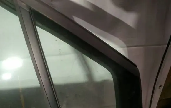Peugeot 807 Front door vent window glass four-door as2