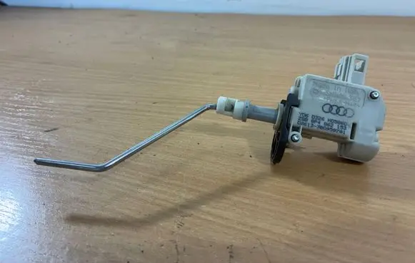 Audi A3 S3 8P Fuel tank cap lock 8P4862153 3B0959781 13390959