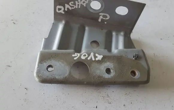 Nissan Qashqai Fender mounting bracket