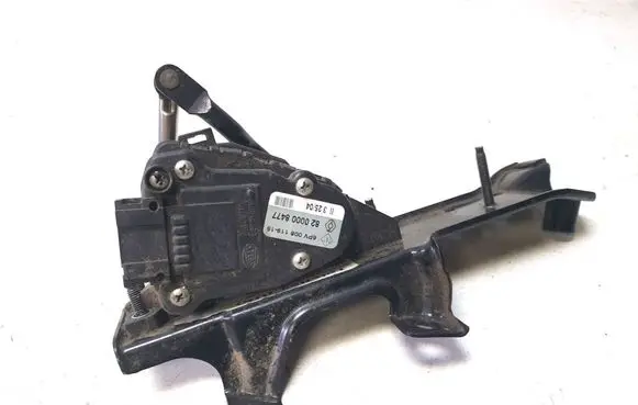 Accelerator throttle pedal