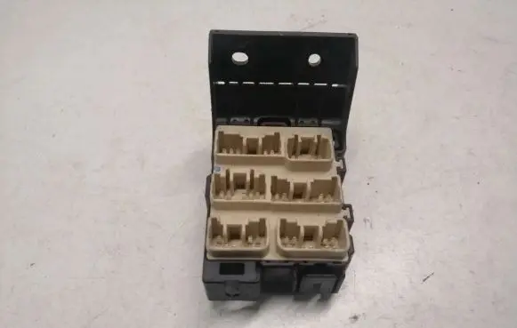 Toyota Corolla Verso E121 Fuse module 8273405030