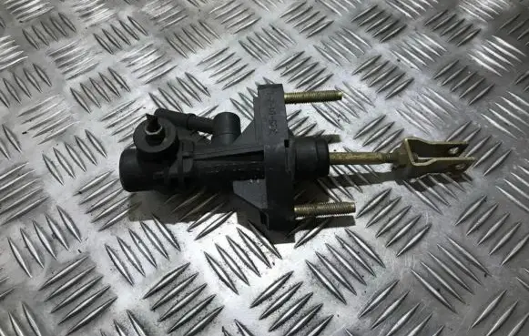 Toyota Avensis T220 Clutch master cylinder 325012l1 325-01-2-l1