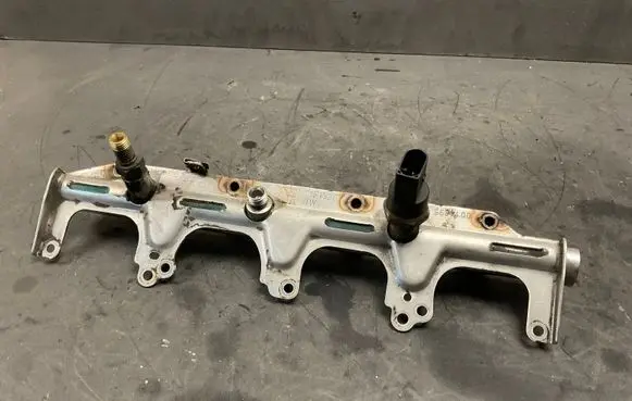 Volkswagen Eos Fuel main line pipe 06F133317G 0261545008 06D906051A
