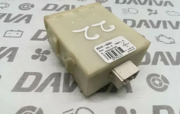 Toyota Avensis T250 Door control unit/module 8974105051 736671-A