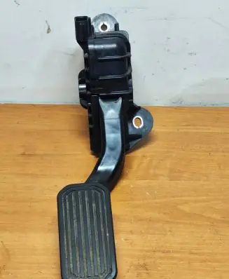 Toyota Prius (XW20) Accelerator throttle pedal 7812047050 1988003200 2198A5