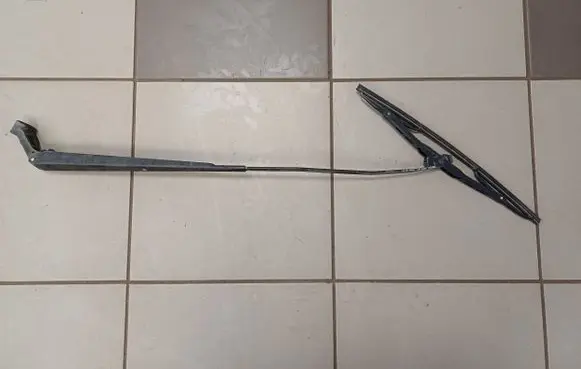 Toyota Yaris Front wiper blade arm