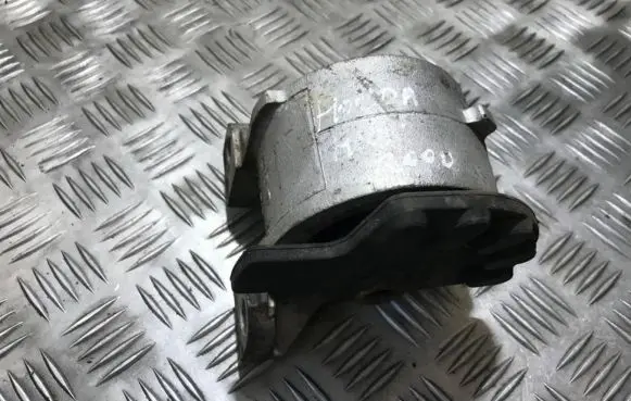 Honda HR-V Engine mount bracket