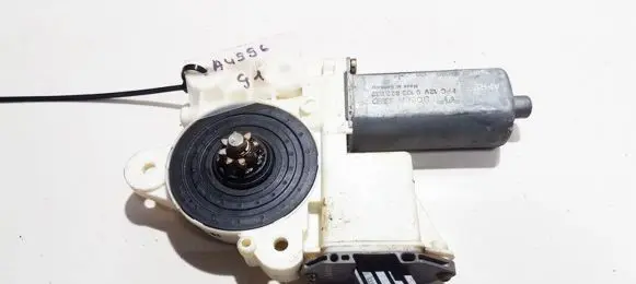 Toyota Avensis T250 Front door window regulator motor 0130822032 992046-100