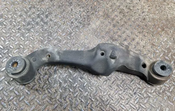 Cadillac Escalade Front differential mounting bracket 15201933