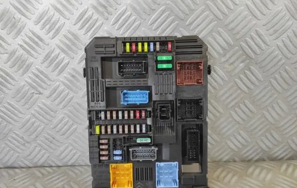 Opel Vivaro Fuse module 9830790580