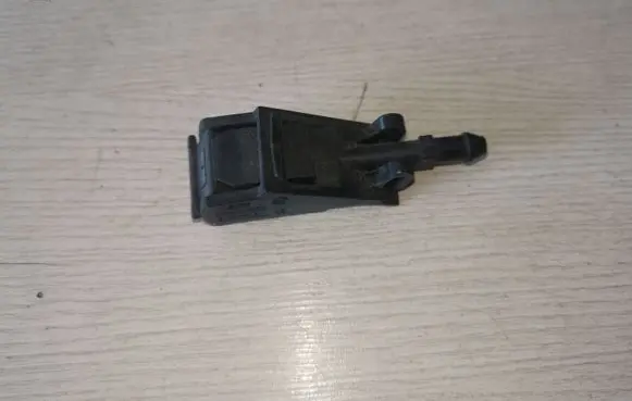 Volkswagen PASSAT B5.5 Windshield washer spray nozzle 