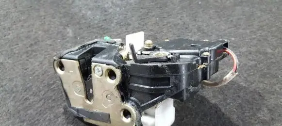Toyota RAV 4 (XA10) Rear door lock