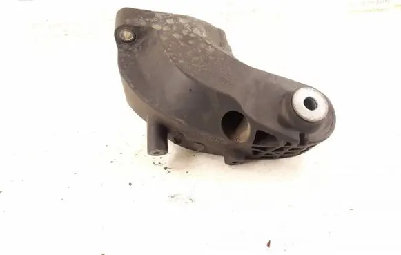 Engine mounting bracket