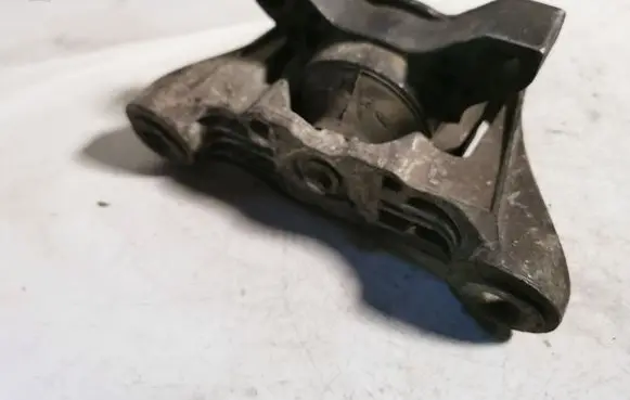 Ford Focus Engine mount bracket