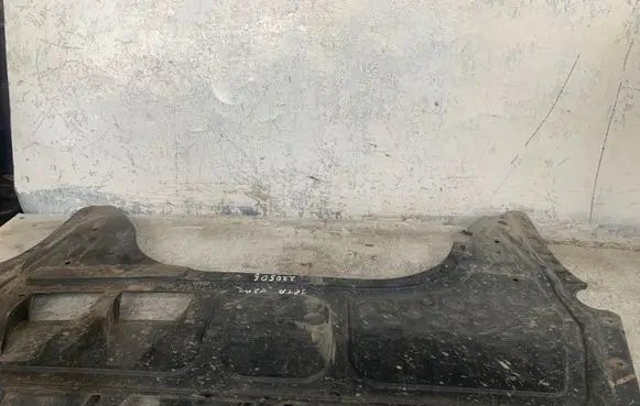 Volkswagen Jetta VI Engine splash shield/under tray
