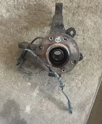 Dacia Logan I Front wheel hub spindle knuckle 