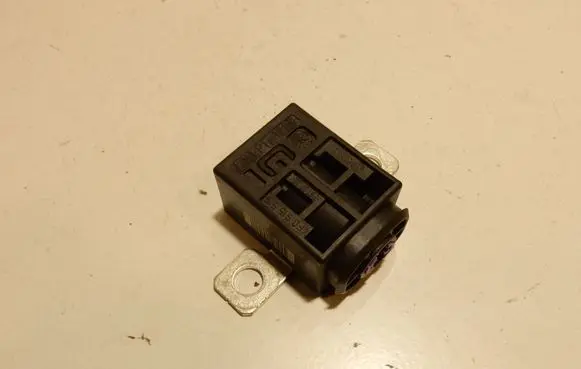 Audi A6 S6 C6 4F Battery relay fuse 4F0915519