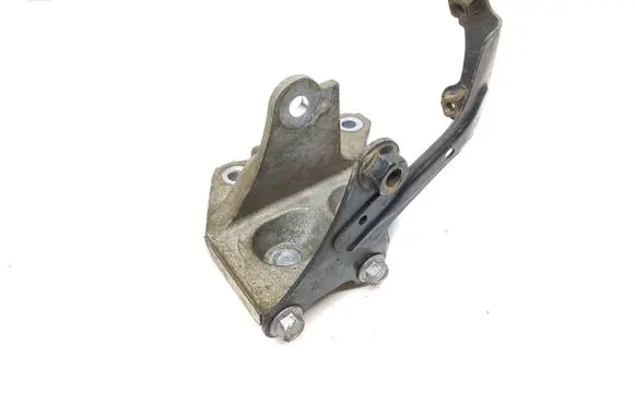 Toyota RAV 4 (XA50) Engine mounting bracket