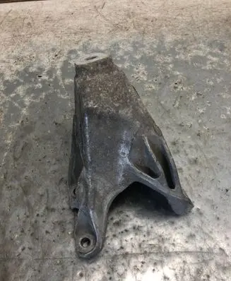 Engine mounting bracket