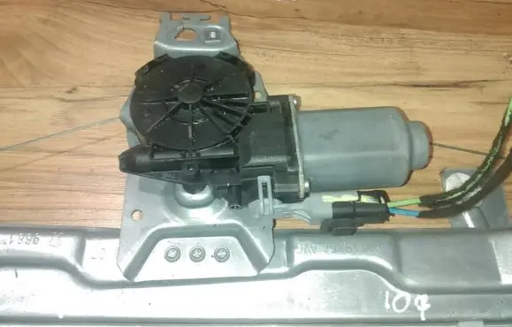 Peugeot 207 Front door window regulator motor 400913d