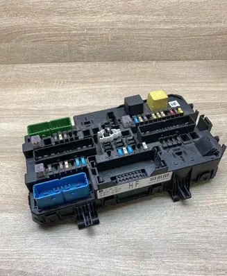 Opel Astra H Fuse module 13206758 5DK008669