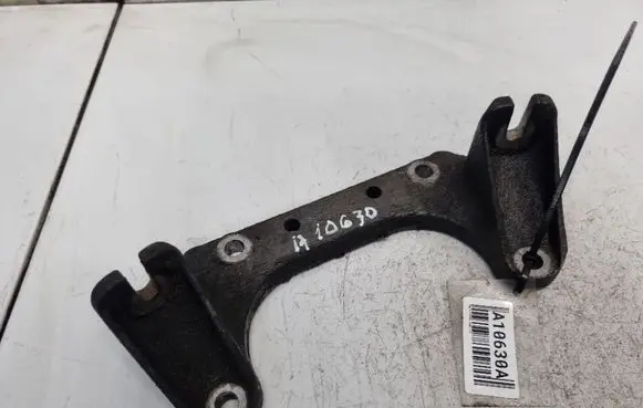 Engine mounting bracket