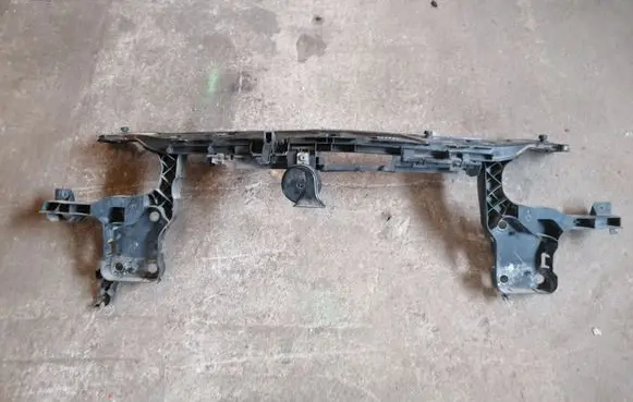 Renault Megane II Radiator support slam panel