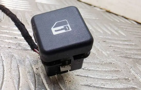 BMW 5 E39 Central locking switch button 8360828
