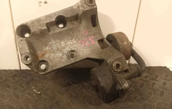 BMW 5 E39 A/C compressor mount bracket 84552247421