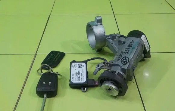 Opel Astra J Ignition lock 20939745