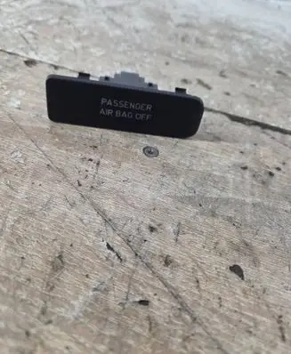 Passenger airbag on/off switch