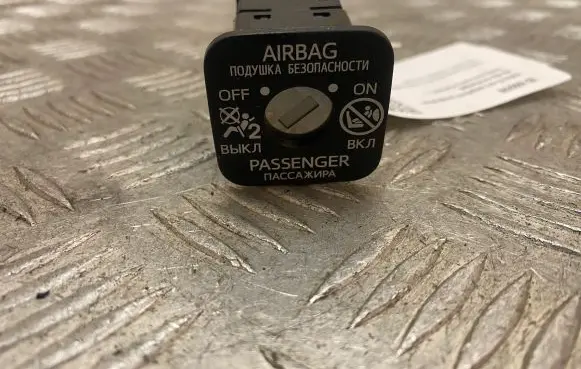 Toyota Land Cruiser (J150) Passenger airbag on/off switch 