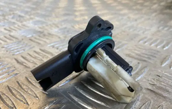 BMW 3 E90 E91 Mass air flow meter 7520519 5WK97502 050046035