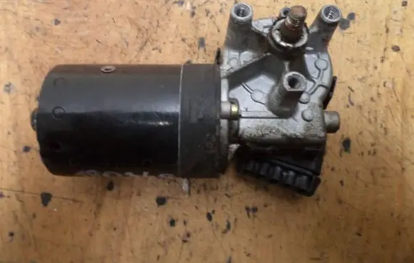 Opel Astra G Front wiper linkage and motor