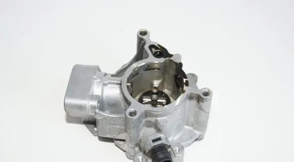 Volkswagen PASSAT B8 Vacuum pump 06L145100F
