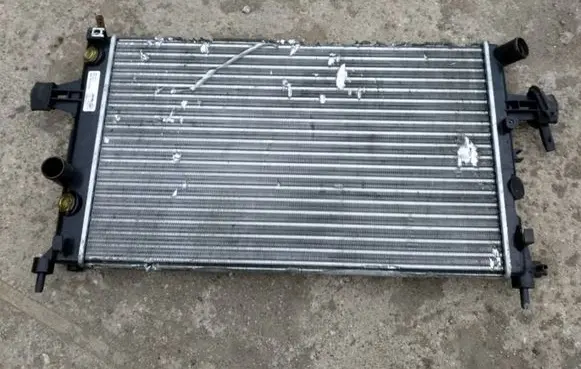Opel Zafira A Coolant radiator 99001213 8MK376710324